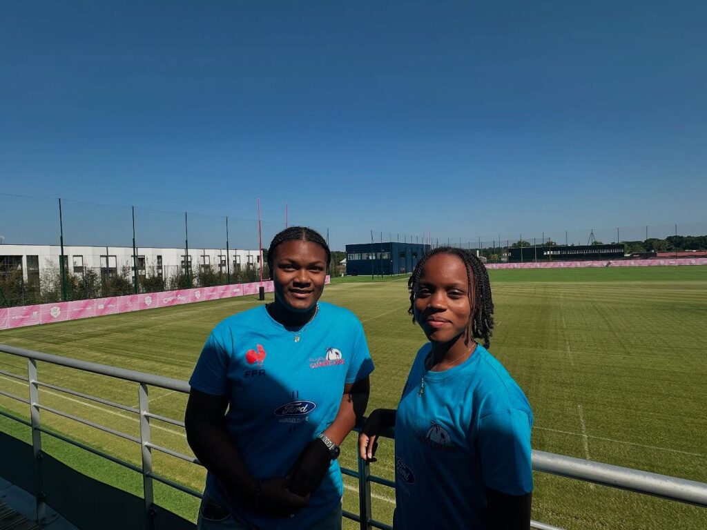 Peut être une image de 2 personnes, personnes jouant au football et herbe