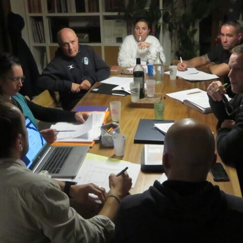 Illustration de Le comité réuni à Embrun …